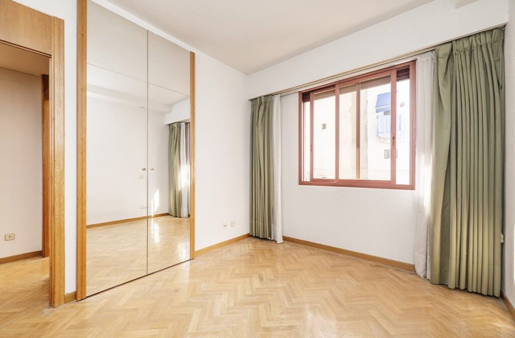When to repaint interior walls img1